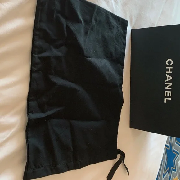 Authentic Chanel dust bag with strings, mid size , brand new condition. - Picture 4 of 12